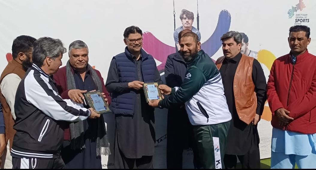 DG Sports KP Presents Shield to Hockey Coach Zeeshan Elahi